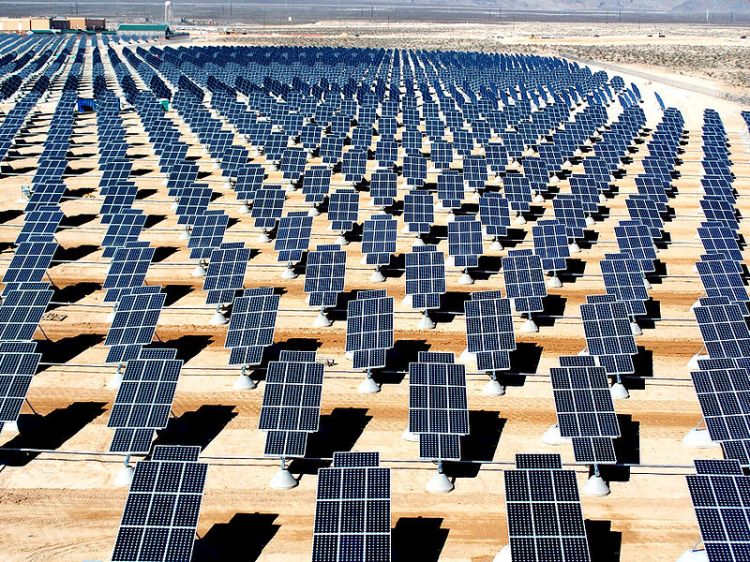 800px-Giant_photovoltaic_array